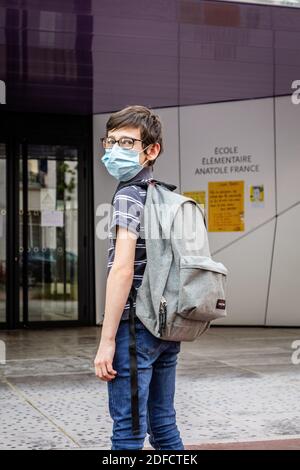 ILLUSTRAZIONE TORNANDO A SCUOLA, LE SCUOLE RIAPRIRSI A SEGUITO DEL CONFINAMENTO DURANTE LA PANDEMIA COVID 19, CHARENTON LE PONT, ILE DE FRANCE, FRANCIA, EUROPA Foto Stock