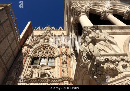 I/Venedig: Dogenpalast; Markuslöwe und Doge über der porta della carta, Foto Stock