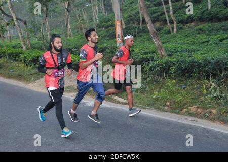 Sylhet, Bangladesh. 4 dicembre 2020. La 'Brandslencer Sylhet Half Marathon 2020' è stata organizzata per la prima volta a Sylhet. I partecipanti dai 13 ai 60 anni, provenienti da tutto il paese, hanno partecipato alla mezza maratona organizzata dalla comunità dei corridori Sylhet. Credit: Notizie dal vivo di Mmaggioranza del mondo CIC/Alamy Foto Stock