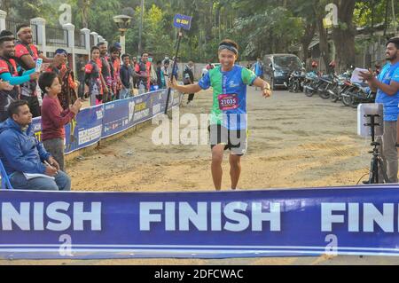 Sylhet, Bangladesh. 4 dicembre 2020. La 'Brandslencer Sylhet Half Marathon 2020' è stata organizzata per la prima volta a Sylhet. I partecipanti dai 13 ai 60 anni, provenienti da tutto il paese, hanno partecipato alla mezza maratona organizzata dalla comunità dei corridori Sylhet. Credit: Notizie dal vivo di Mmaggioranza del mondo CIC/Alamy Foto Stock