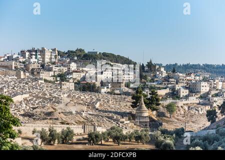 Cimitero ebraico con la Tomba di Absalom nella Valle di Kidron o la Velley del Re tra il Monte del Tempio e il Monte degli Ulivi nella Gerusalemme orientale. Foto Stock