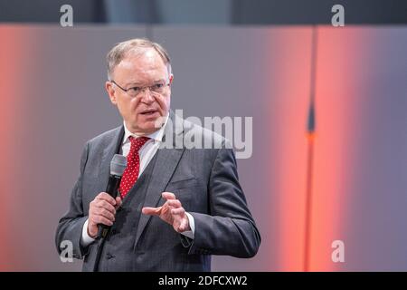 Salzgitter, Germania. 04 dicembre 2020. Stephan Weil (SPD), primo ministro della bassa Sassonia, interviene in occasione della visita del ministro federale dell'ambiente Schulze, Chi presenta oggi al gruppo siderurgico 'Salzgitter AG' l'avviso di approvazione per la costruzione del primo impianto di riduzione diretta (impianto DRI) per la produzione di acciaio praticamente privo di CO2 che può essere azionato in modo flessibile con idrogeno e gas naturale. Credit: Moritz Frankenberg/dpa/Alamy Live News Foto Stock
