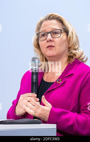 Salzgitter, Germania. 04 dicembre 2020. Svenja Schulze (SPD), ministro federale dell'ambiente, interviene prima di presentare al gruppo siderurgico 'Salzgitter AG' il bando di finanziamento per la costruzione del primo impianto di riduzione diretta (impianto DRI) che sarà gestito in modo flessibile con idrogeno e gas naturale per la produzione di acciaio praticamente privo di CO2. Credit: Moritz Frankenberg/dpa/Alamy Live News Foto Stock