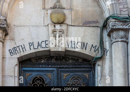 Porta di nascita luogo della Vergine Maria sotto la Chiesa di Sant'Anna nella città vecchia di Gerusalemme, Israele Foto Stock