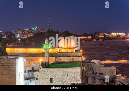 Vista notturna della cupola del Siliver della Moschea di al-Aqsa , costruita sulla cima del Monte del Tempio, conosciuta come Haram esh-Sharif in Islam e al-Fakhariyya Minareto e muro Foto Stock