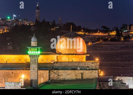 Vista notturna della cupola del Siliver della Moschea di al-Aqsa , costruita sulla cima del Monte del Tempio, conosciuta come Haram esh-Sharif in Islam e al-Fakhariyya Minareto e muro Foto Stock