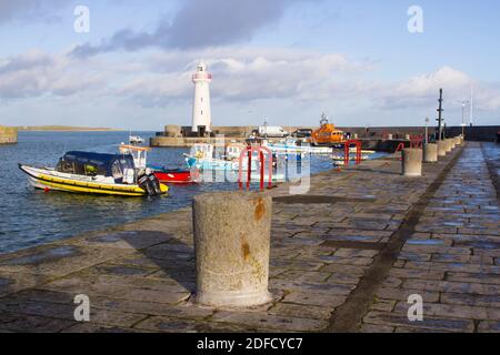 2 dicembre 2020 Porto di Donaghadee e Faro sull'ARDS Penisola nell'Irlanda del Nord bagnata dal sole invernale su un bight ma freddo inverno dopo Foto Stock