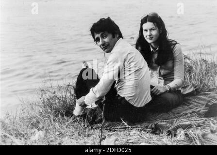 Anni '60 anni '70 mare aperto giovane coppia in bianco e nero divertirsi alla spiaggia toscana di Castinglioncello. Italia. Scansione di graffi e difetti Foto Stock