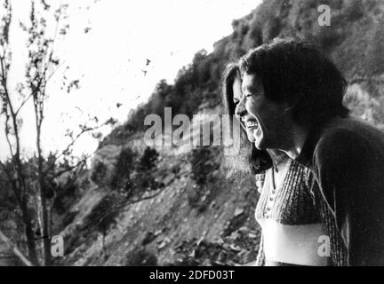 Anni '60 anni '70 mare aperto giovane coppia in bianco e nero divertirsi alla spiaggia toscana di Castinglioncello. Italia. Scansione di graffi e difetti Foto Stock