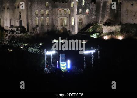 Gwrych Castello di Abergele Galles del Nord, sono una celebrità mi ha fatto uscire di qui Gwrych castello illuminato di notte. Di fronte al castello si accende anche il processo ciclonico. Credit: Mike Clarke/Alamy Live News Foto Stock