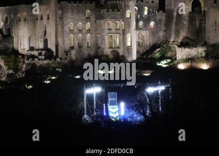Gwrych Castello di Abergele Galles del Nord, sono una celebrità mi ha fatto uscire di qui Gwrych castello illuminato di notte. Di fronte al castello si accende anche il processo ciclonico. Credit: Mike Clarke/Alamy Live News Foto Stock