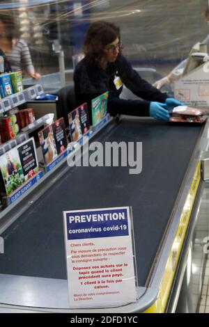 Supermercato a evreux, francia durante la chiusura covid-19 Foto Stock