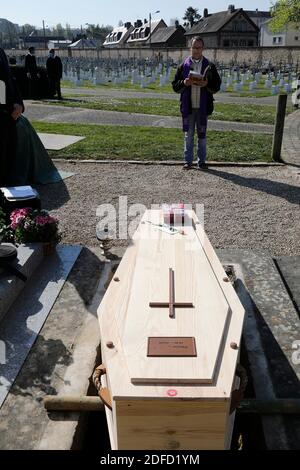 Funerali al cimitero di evreux, francia durante l'epidemia di covid-19 Foto Stock