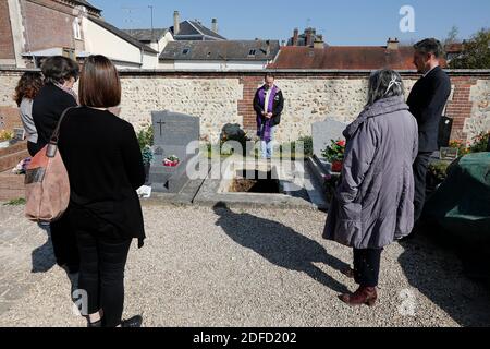 Funerali al cimitero di evreux, francia durante l'epidemia di covid-19 Foto Stock