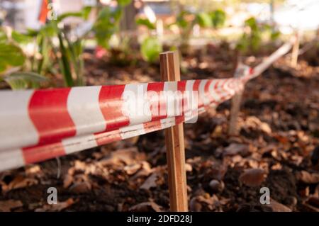 Nastro barriera rosso e bianco per la sicurezza o la scena del crimine Foto Stock