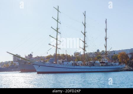 La nave Chersonesos nella baia di Sevastopol il 19 novembre 2020. Caldo giorno d'autunno. Vista di una barca a vela presso l'ancora vicino al molo Grafskaya. Marina nella baia Foto Stock