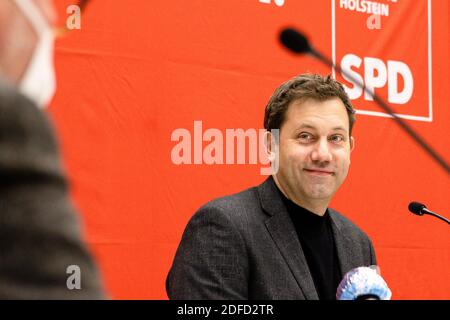 Kiel, Germania. 04 dicembre 2020. Il Segretario Generale della SPD Lars Klingbeil (r) siede sul podio. Klingbeil ha visitato Schleswig-Holstein per partecipare ad una riunione del think tank. Tra le altre cose, il think tank sta preparando il processo di programmazione del DOCUP Schleswig-Holstein per le elezioni statali del 2022. Credit: Frank Molter/dpa/Alamy Live News Foto Stock