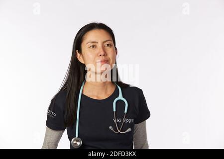 Medico che indossa i DPI Foto Stock