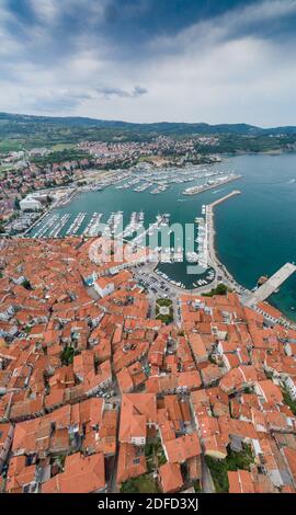 Foto panoramica da Izola sulla costa adriatica slovena al mattino alba Foto Stock