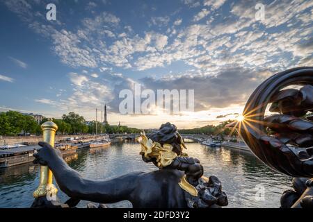 Un tramonto sulla Senna a Parigi Foto Stock