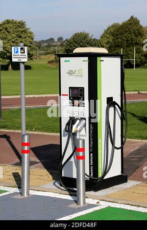 Stazione di ricarica per veicoli elettrici Kilmarnock, East Ayrshire, Scozia. Un caricabatterie tri-Rapid evolt Foto Stock