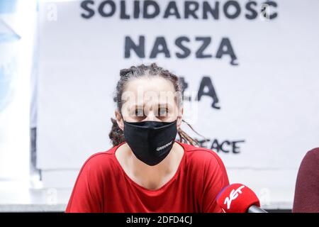 Varsavia, Polonia. 4 Dicembre 2020. 04 dicembre 2020, Varsavia, Polonia: Conferenza stampa dello sciopero femminile polacco sul prossimo vertice del Consiglio europeo e sull'atteggiamento del governo polacco. Sono stati discussi anche i temi delle future proteste anti-aborto, nonché le proteste climatiche e la loro organizzazione.nella foto: Credit: Grzegorz Banaszak/ZUMA Wire/Alamy Live News Foto Stock