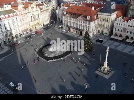 Praga, Repubblica Ceca. 04 dicembre 2020. L'albero di Natale è visto sulla Piazza della Città Vecchia a Praga, Repubblica Ceca, il 4 dicembre 2020. Credit: Michal Krumphanzl/CTK Photo/Alamy Live News Foto Stock