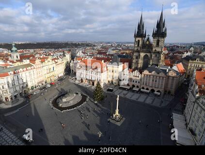 Praga, Repubblica Ceca. 04 dicembre 2020. L'albero di Natale è visto sulla Piazza della Città Vecchia a Praga, Repubblica Ceca, il 4 dicembre 2020. Credit: Michal Krumphanzl/CTK Photo/Alamy Live News Foto Stock