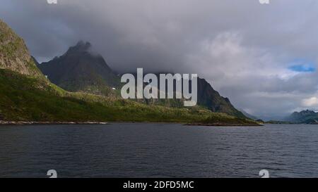 Splendida vista sullo stretto di Raftsundet tra le isole Austvågøya, Lofoten e Hinnøya, Vesterålen con maestose montagne ricoperte di vegetazione. Foto Stock