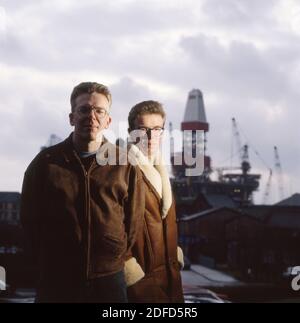 Ritratto del duo rock scozzese The Proclaimers vicino ai cantieri navali Clyde, Glasgow, Scozia circa 1993 Foto Stock