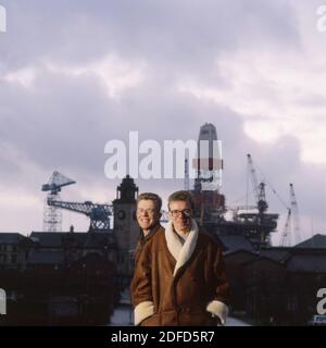 Ritratto del duo rock scozzese The Proclaimers vicino ai cantieri navali Clyde, Glasgow, Scozia circa 1993 Foto Stock