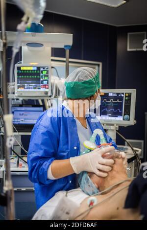 Infermiere anestesista nella sala operatoria al termine di un intervento di anestesia generale, ospedale di Bordeaux, Francia. Foto Stock