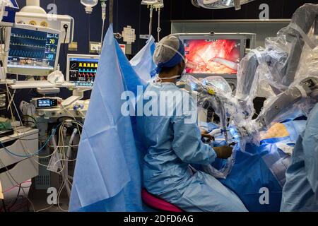 Prostatectomia eseguita dal robot di telesurgery, ospedale di Bordeaux, Francia. Foto Stock