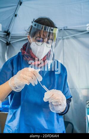 L'infermiere privato in collaborazione con una farmacia effettua un test antigenico per la ricerca di antigeni di SARS-COV-2, responsabile di COVID-19, givi Foto Stock