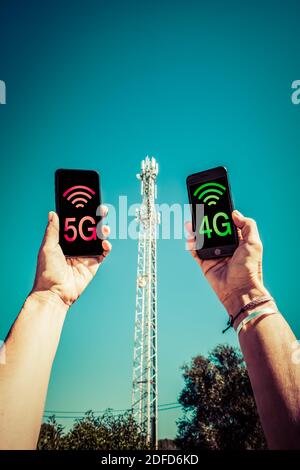 Antenna a relè per telefonia cellulare e confronto tra reti 4G e 5G. Foto Stock