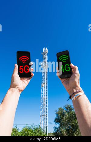 Antenna a relè per telefonia cellulare e confronto tra reti 4G e 5G. Foto Stock