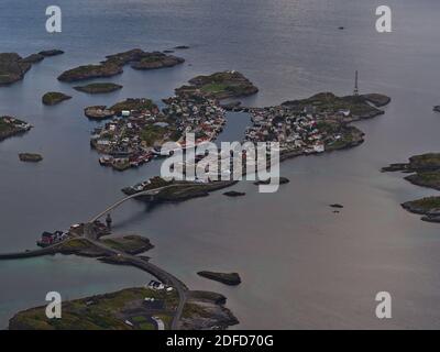 Bella vista aerea del piccolo villaggio di pescatori Henningsvær, Austvågøya, Lofoten, Norvegia con porto, ponte e campo di calcio popolare tra le rocce. Foto Stock