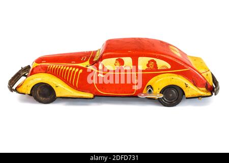 Giocattolo anticato per auto a vento con la famiglia all'interno isolato uno sfondo bianco Foto Stock