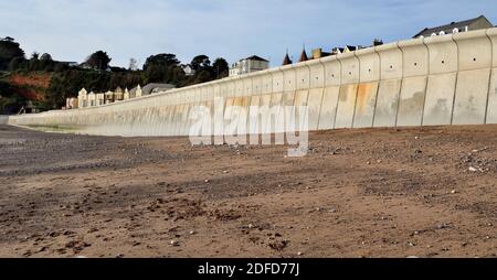 Il nuovo muro di mare a Dawlish dopo essere stato sollevato e ricostruito nel 2020, guardando verso il monte Lea a bassa marea. (Vedere nota). Foto Stock