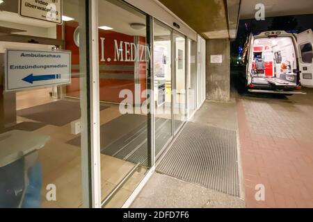 03 dicembre 2020, Schleswig-Holstein, Kiel: Un'ambulanza è parcheggiata di fronte ad un ingresso contrassegnato 'I.Medizin' presso il Centro medico Universitario Schleswig-Holstein. Il numero di pazienti corona nelle unità di terapia intensiva tedesche ha superato per la prima volta la soglia di 4000. Venerdì, l'Associazione interdisciplinare tedesca per la medicina intensiva e di emergenza (Divi) ha riferito 4011 persone in terapia medica intensiva. Questo era 31 in più rispetto al giorno precedente, secondo il rapporto quotidiano DIVI. il 60% dei pazienti viene ventilato in modo invasivo (al 04.12., 12.15 pm). Foto: Frank M. Foto Stock