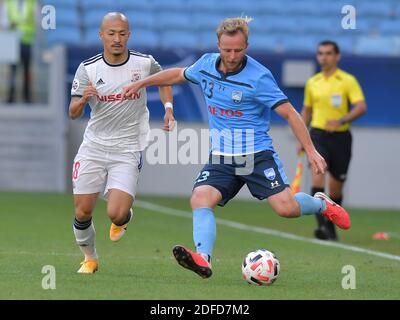 Doha, Qatar. 4 Dicembre 2020. Daizen Maeda (L) di Yokohama F. Marinos vies con Rhyan Grant di Sydney FC durante la partita del Gruppo H tra Yokohama F. Marinos del Giappone e Sydney FC dell'Australia alla AFC Champions League 2020 a Doha, capitale del Qatar, 4 dicembre 2020. Credit: Nikku/Xinhua/Alamy Live News Foto Stock