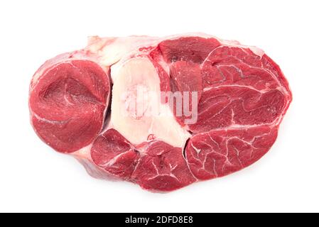 Primo piano di carne di manzo cruda o di vitello con osso isolato su bianco, vista dall'alto Foto Stock