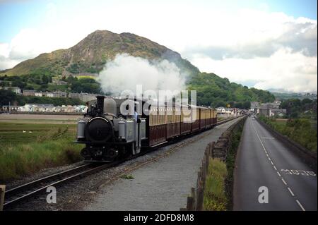 'David Lloyd George' ancora in esecuzione in livrea grigia dopo la revisione, attraversa la COB con un treno per Blaenau Ffestiniog. Foto Stock