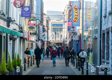 Cork, Irlanda. 4 Dicembre 2020. Ora che le restrizioni COVID-19 di livello 5 sono state attenuate, la città di Cork era occupata oggi con gli acquirenti che fanno il loro shopping di Natale. I ristoranti e i pub che servono cibo hanno aperto le loro porte ai commensali oggi, ma con rigide linee guida di allontanamento sociale in atto. Credit: AG News/Alamy Live News Foto Stock