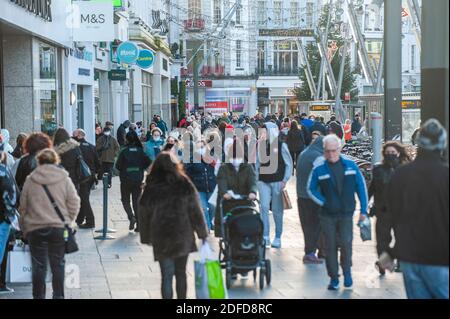 Cork, Irlanda. 4 Dicembre 2020. Ora che le restrizioni COVID-19 di livello 5 sono state attenuate, la città di Cork era occupata oggi con gli acquirenti che fanno il loro shopping di Natale. I ristoranti e i pub che servono cibo hanno aperto le loro porte ai commensali oggi, ma con rigide linee guida di allontanamento sociale in atto. Credit: AG News/Alamy Live News Foto Stock