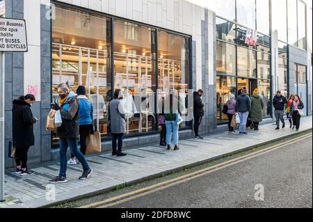 Cork, Irlanda. 4 Dicembre 2020. Ora che le restrizioni COVID-19 di livello 5 sono state attenuate, la città di Cork era occupata oggi con gli acquirenti che fanno il loro shopping di Natale. I ristoranti e i pub che servono cibo hanno aperto le loro porte ai commensali oggi, ma con rigide linee guida di allontanamento sociale in atto. Credit: AG News/Alamy Live News Foto Stock