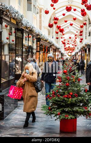 Londra, Regno Unito. 4 Dicembre 2020. Burlington Arcade è decorato per Natale ed è ora occupato, come gli acquirenti sono fuori in vigore ora i negozi sono aperti di nuovo. Ma questi sono ancora tempi difficili per i rivenditori, in quanto cercano di recuperare dopo la fine del secondo blocco di Coronavirus. Credit: Guy Bell/Alamy Live News Foto Stock