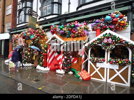 Londra, Regno Unito. 03 dic 2020. La gente passa accanto al Ivy Chelsea Garden. Il Ivy Chelsea Garden si è trasformato in Grotta di Santa per Natale. Il ristorante alla moda lungo la King's Road ha avuto un restyling festivo con l'installazione che include la mailroom di Babbo Natale, le scuderie di renna, l'albero di Natale, le decorazioni e la slitta di Babbo Natale. Credit: SOPA Images Limited/Alamy Live News Foto Stock
