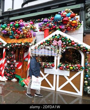 Londra, Regno Unito. 03 dic 2020. L'uomo cammina attraverso le scuderie di renna fuori del Ivy Chelsea Garden.The Ivy Chelsea Garden si è trasformato in Grotta di Santa per Natale. Il ristorante alla moda lungo la King's Road ha avuto un restyling festivo con l'installazione che include la mailroom di Babbo Natale, le scuderie di renna, l'albero di Natale, le decorazioni e la slitta di Babbo Natale. Credit: SOPA Images Limited/Alamy Live News Foto Stock
