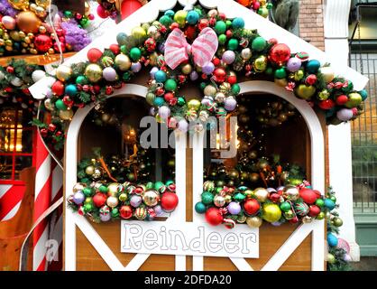 Londra, Regno Unito. 03 dic 2020. Vista delle scuderie di renne fuori dal Giardino Ivy Chelsea. Il Giardino Ivy Chelsea si è trasformato in Grotta di Santa per Natale. Il ristorante alla moda lungo la King's Road ha avuto un restyling festivo con l'installazione che include la mailroom di Babbo Natale, le scuderie di renna, l'albero di Natale, le decorazioni e la slitta di Babbo Natale. Credit: SOPA Images Limited/Alamy Live News Foto Stock